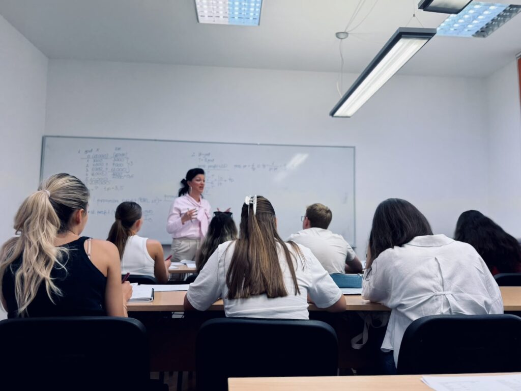 Predavačica objašnjava gradivo studentima na pripremama za kolokvije, dio Pascalove ponude EFZG paketi